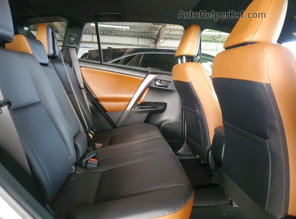 JTMJFREV9JJ235858 2018 TOYOTA RAV4 Silver Rear interior view