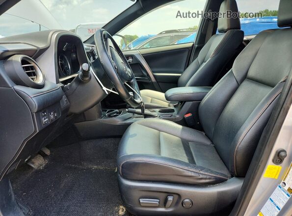 JTMJJREV6JD248158 2018 TOYOTA RAV4 Silver Вид салону спереду