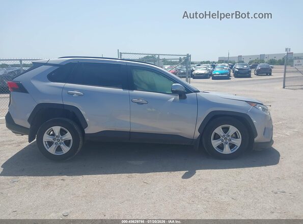 JTMP1RFV5KD028097 2019 TOYOTA RAV4 Silver Սալոնի հետևի տեսք