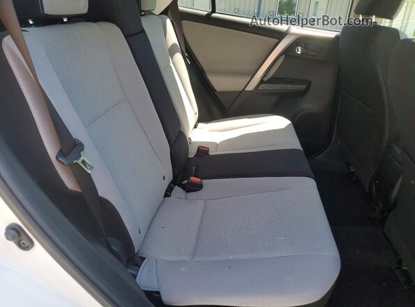JTMRFREV9JJ256051 2018 TOYOTA RAV4 White Widok wnętrza z tyłu
