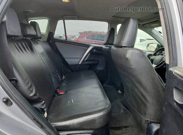 JTMRJREV2HD148720 2017 TOYOTA RAV4 Silver Widok tylnych siedzeń