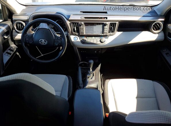 JTMRJREV7HD120539 2017 TOYOTA RAV4 Silver Widok deski rozdzielczej