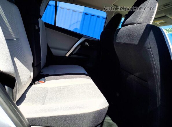 JTMRJREV7HD120539 2017 TOYOTA RAV4 Silver Widok wnętrza z tyłu