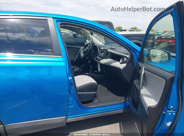JTMWFREV0HD095052 2017 TOYOTA RAV4 Light Blue Widok wnętrza z przodu