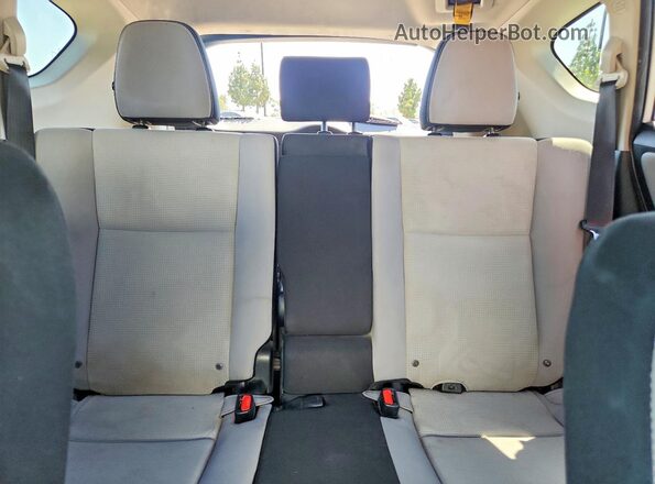 JTMWFREV3HD093974 2017 TOYOTA RAV4 White Widok tylnych siedzeń