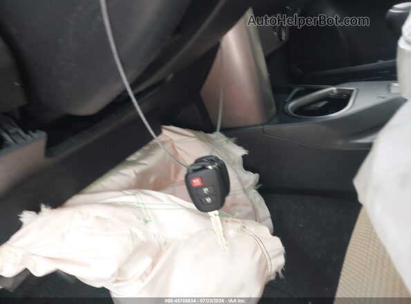 JTMWFREV3HD103001 2017 TOYOTA RAV4 Белый Вид панели приборов