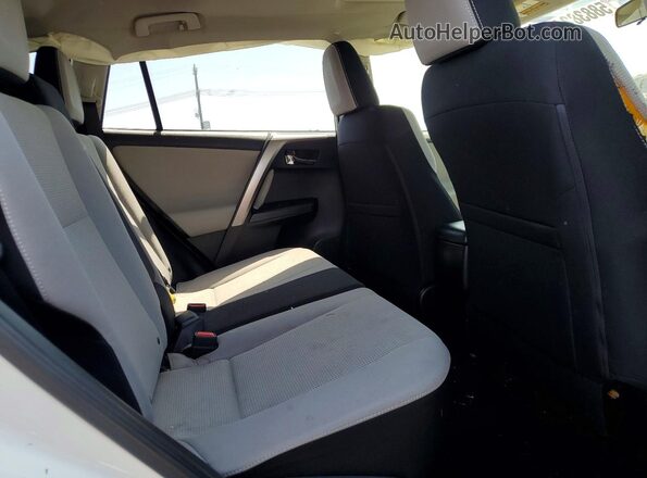 JTMWFREV3HJ121306 2017 TOYOTA RAV4 White Widok wnętrza z tyłu