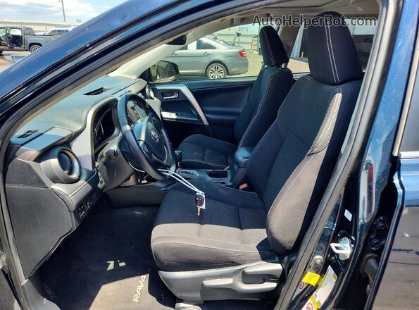 JTMWFREV7HD093220 2017 TOYOTA RAV4 Blue Widok wnętrza z przodu