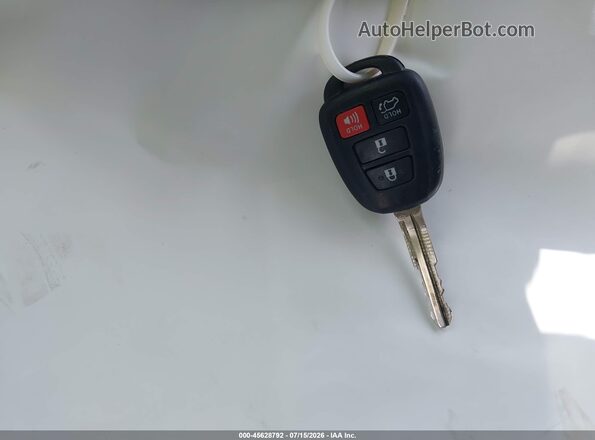 JTMWFREV8HJ105943 2017 TOYOTA RAV4 Red Widok deski rozdzielczej