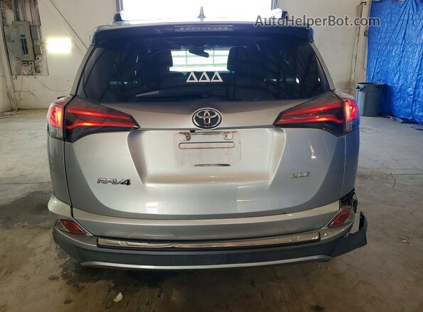 JTMWFREVXJJ194968 2018 TOYOTA RAV4 Silver Widok z tyłu
