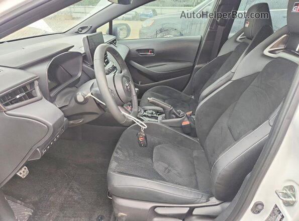 JTNABAAE2RA015570 2024 TOYOTA GR Белый Вид салона спереди