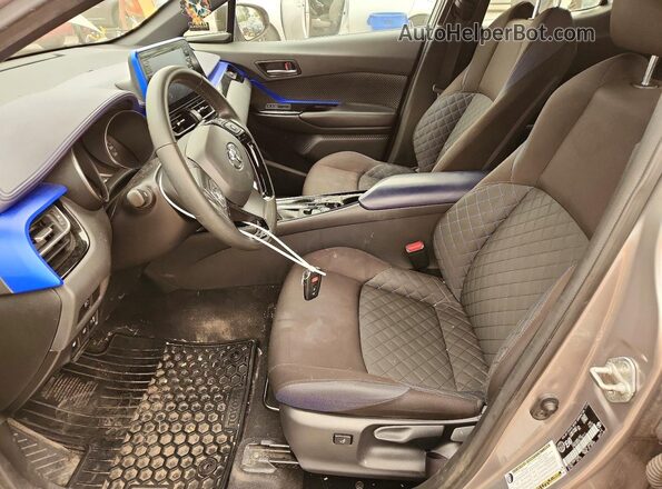 JTNKHMBX5L1067111 2020 TOYOTA C-HR Серебряный Вид салона спереди