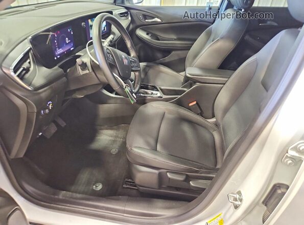 KL4AMCSL6SB051702 2025 BUICK ENCORE White Widok wnętrza z przodu