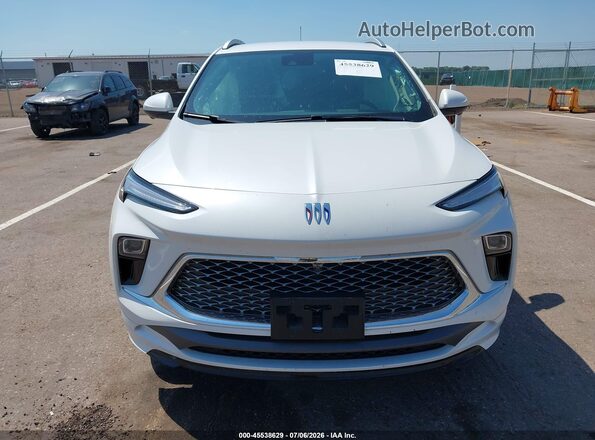 KL4AMGSL8SB015016 2025 BUICK ENCORE White Вид задньої частини салону