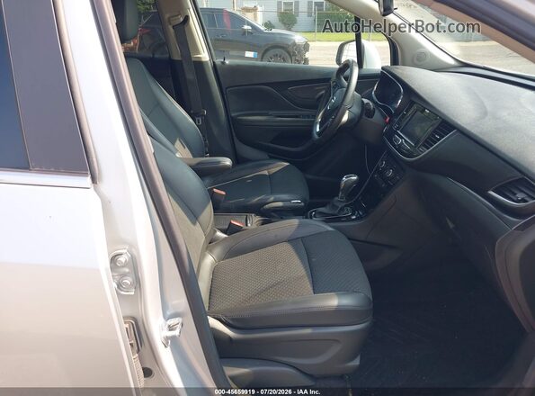 KL4CJESM2NB555612 2022 BUICK ENCORE Серебряный Вид салона спереди