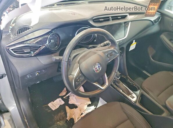 KL4MMDS26PB061714 2023 BUICK ENCORE Серебряный Вид панели приборов