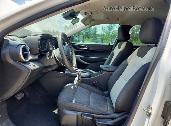 KL77LFE23RC024675 2024 CHEVROLET TRAX White Front interior view