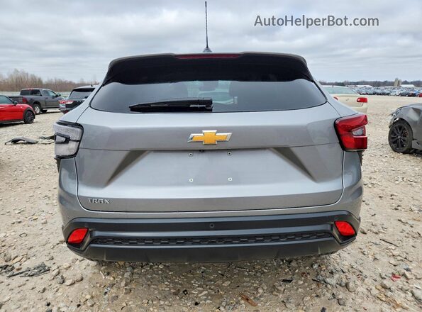 KL77LFE23RC135694 2024 CHEVROLET TRAX Silver Widok z tyłu