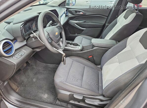 KL77LFE23RC135694 2024 CHEVROLET TRAX Silver Widok wnętrza z przodu