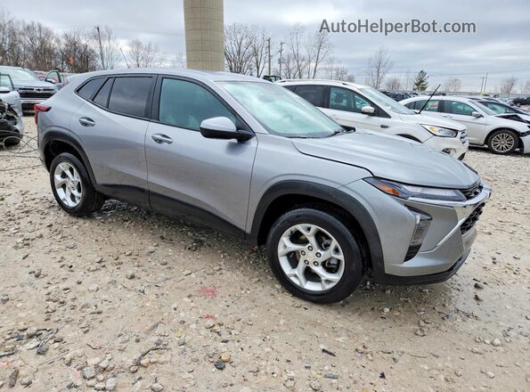 KL77LFE23RC135694 2024 CHEVROLET TRAX Silver Przód prawy