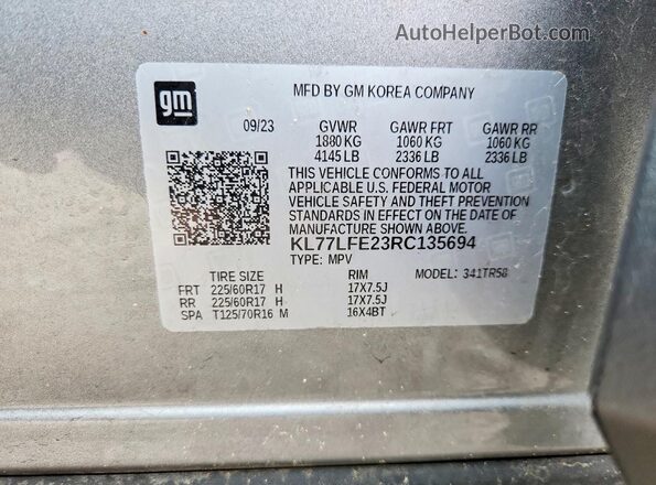 KL77LFE23RC135694 2024 CHEVROLET TRAX Silver Widok naklejki z numerem VIN