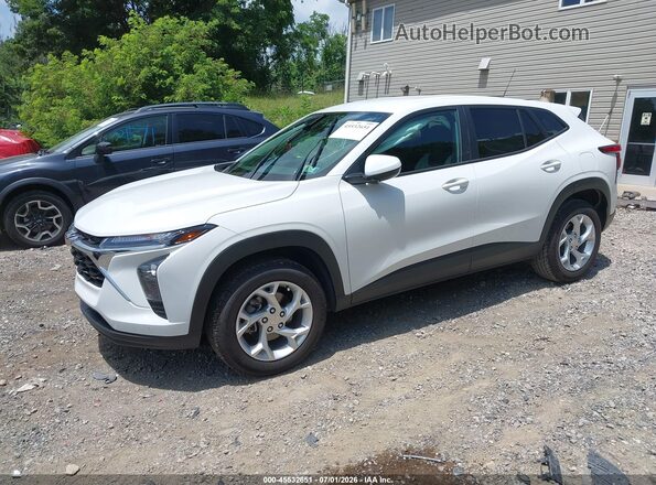 KL77LFE24RC127068 2024 CHEVROLET TRAX White წინა მარცხენა ხედი სამი მეოთხედიდან
