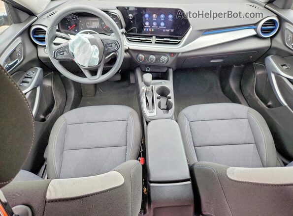 KL77LFE26RC228063 2024 CHEVROLET TRAX Black Widok deski rozdzielczej