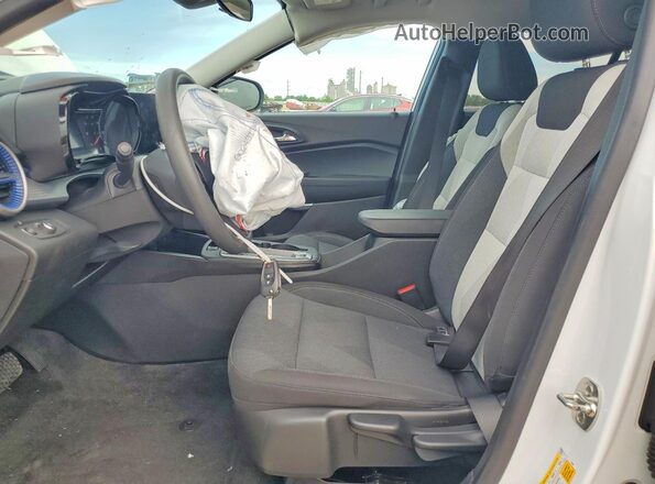 KL77LFE27RC246247 2024 CHEVROLET TRAX White Vista interior delantera