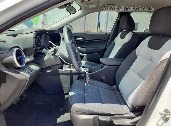 KL77LFE28RC070342 2024 CHEVROLET TRAX White Widok wnętrza z przodu