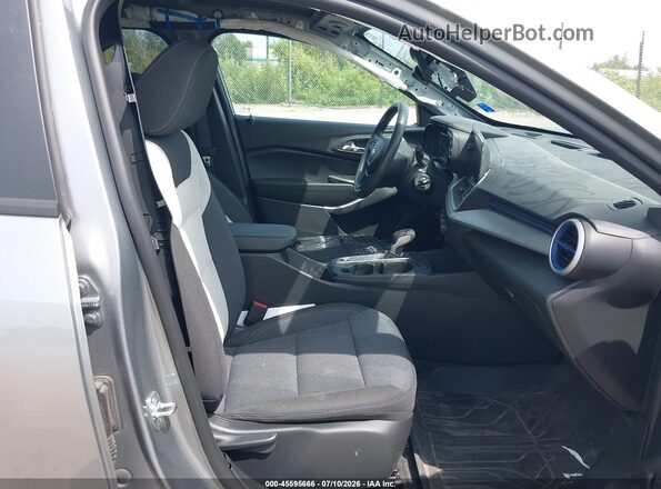 KL77LFE29RC051864 2024 CHEVROLET TRAX Серый Вид салона спереди