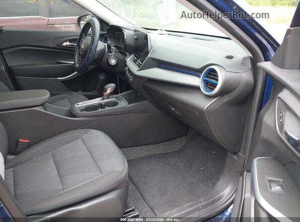 KL77LFE29RC226596 2024 CHEVROLET TRAX Синий Вид салона спереди
