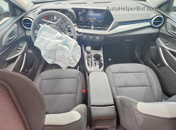 KL77LFEP0TC105152 2026 CHEVROLET TRAX Gray Առջևի վահանակի տեսք