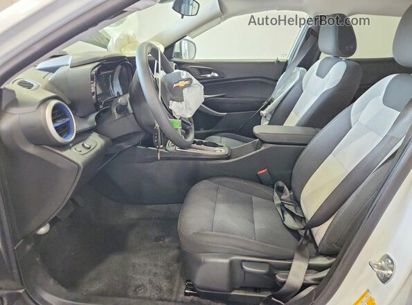 KL77LFEP2SC300815 2025 CHEVROLET TRAX White Widok wnętrza z przodu