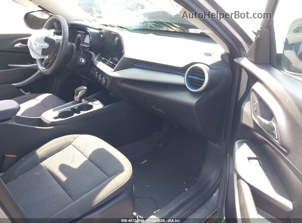 KL77LFEP3SC088992 2025 CHEVROLET TRAX Gray Vista interior delantera