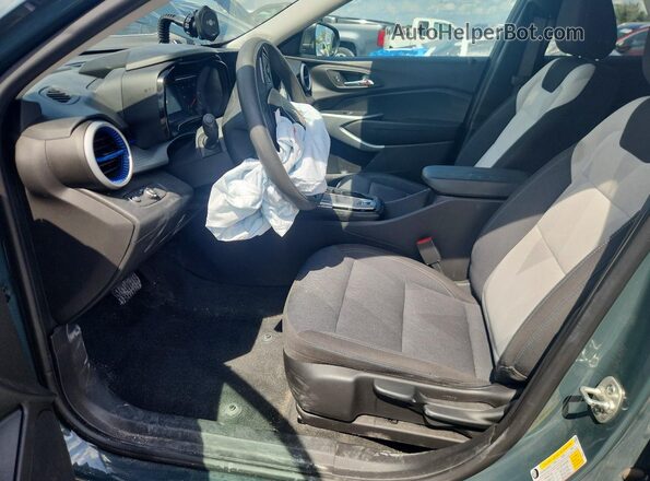KL77LFEP3SC118976 2025 CHEVROLET TRAX Зеленый Вид салона спереди
