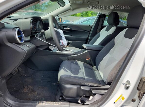 KL77LFEP4SC049697 2025 CHEVROLET TRAX White Вид салону спереду