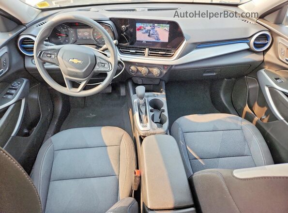KL77LFEP4TC052486 2026 CHEVROLET TRAX Silver Առջևի վահանակի տեսք
