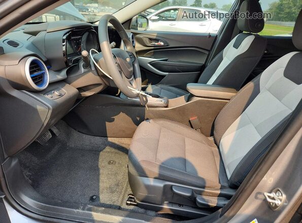 KL77LFEP4TC052486 2026 CHEVROLET TRAX Silver Սալոնի դիմացի տեսք