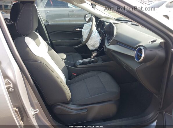 KL77LFEP5SC062751 2025 CHEVROLET TRAX Gray წინა სალონის ხედი
