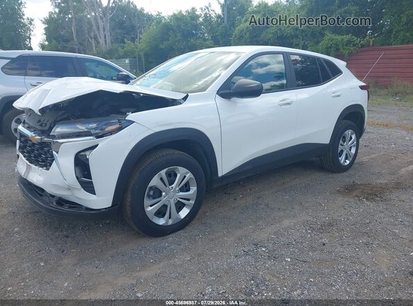 KL77LFEP8SC118052 2025 CHEVROLET TRAX White Vista tres cuartos delantera izquierda