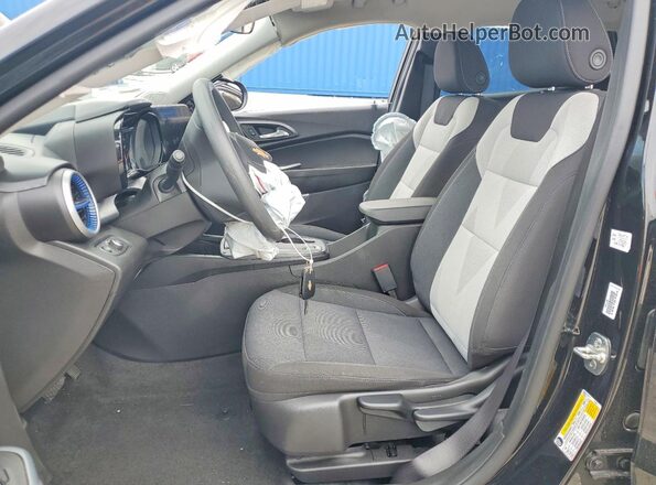 KL77LFEP9SC147348 2025 CHEVROLET TRAX Черный Вид салона спереди