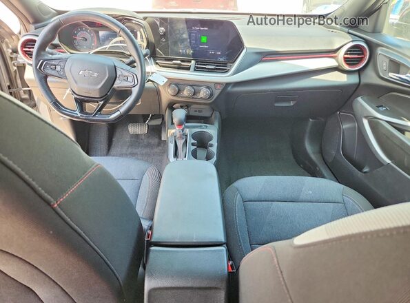KL77LGE21RC050049 2024 CHEVROLET TRAX Silver Vista del salpicadero