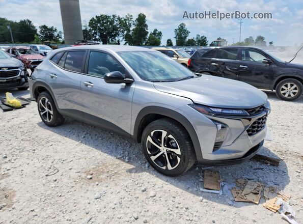 KL77LGE21RC050049 2024 CHEVROLET TRAX Silver Delantero derecho