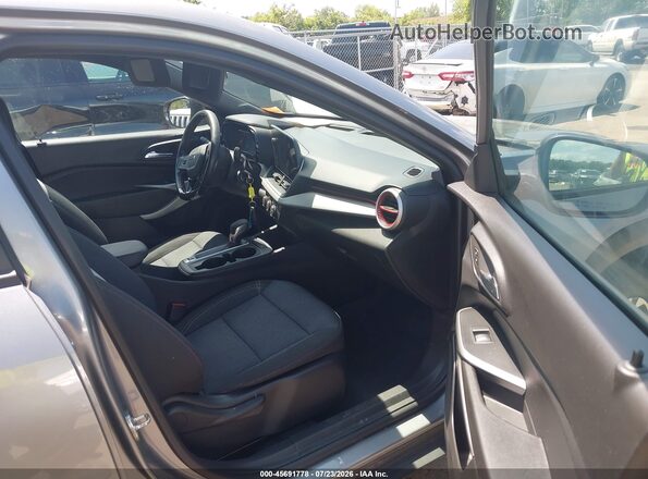 KL77LGE22RC075008 2024 CHEVROLET TRAX Gray Widok wnętrza z przodu