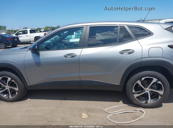 KL77LGE22RC075008 2024 CHEVROLET TRAX Gray Widok wnętrza 360 stopni
