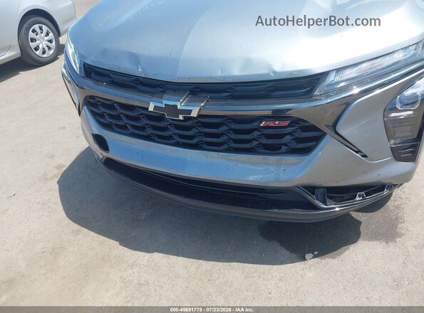 KL77LGE22RC075008 2024 CHEVROLET TRAX Gray Widok z przodu
