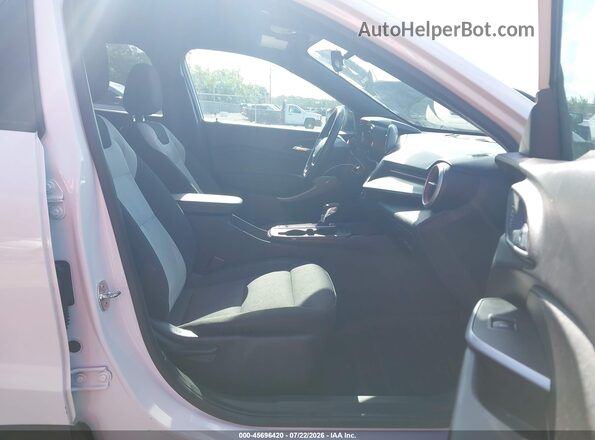 KL77LGE22RC104569 2024 CHEVROLET TRAX Белый Вид салона спереди