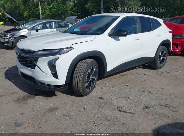 KL77LGE22RC104569 2024 CHEVROLET TRAX Белый Передняя левая четверть