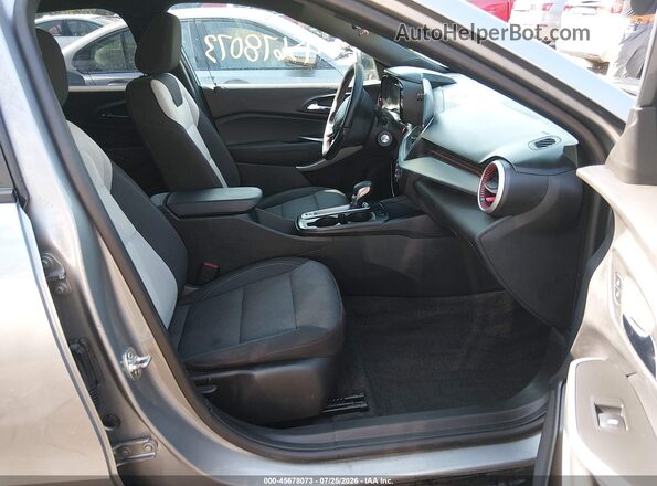 KL77LGE22RC192393 2024 CHEVROLET TRAX Серый Вид салона спереди
