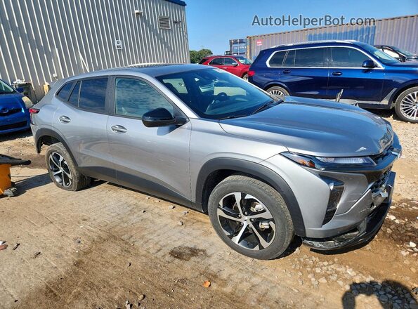 KL77LGE23RC049906 2024 CHEVROLET TRAX Silver Przód prawy